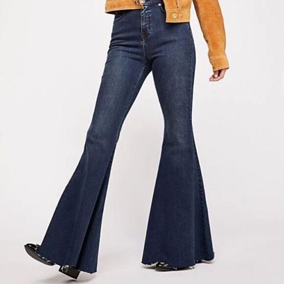 We The Free Ma Cherie Super High Rise CRVY Flare Jeans - Picture 5 of 7